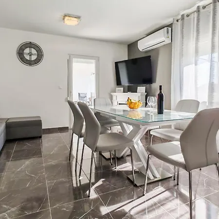 3 Bedroom Gorgeous In Apartment Zadar