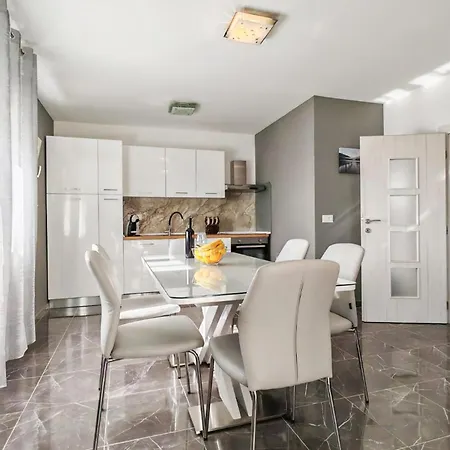 3 Bedroom Gorgeous In Apartment
