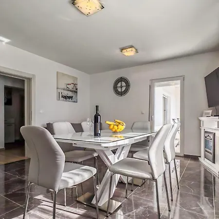 3 Bedroom Gorgeous In Apartment