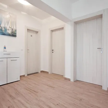 Apartment 3 Bedroom Gorgeous In *