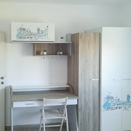 3 Bedroom Gorgeous In Apartment Zadar
